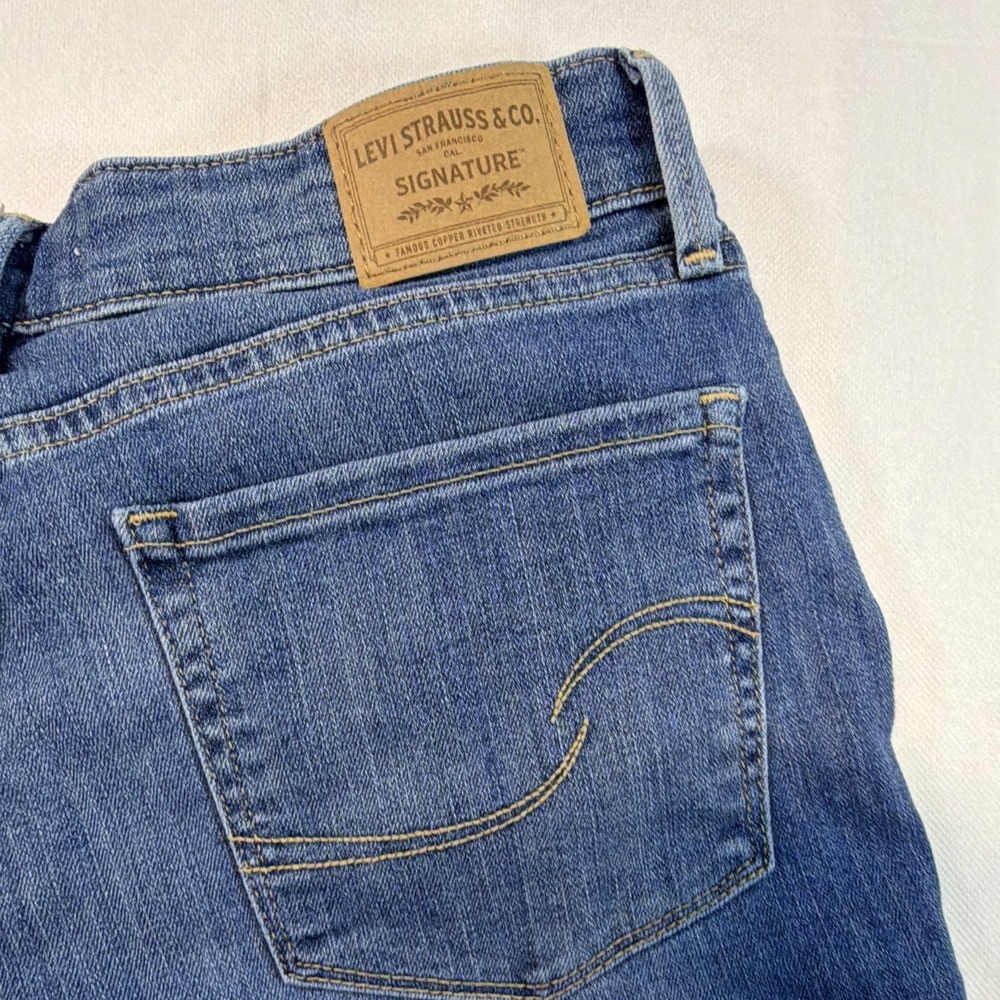 Levi Strauss Signature Women's 8 Mid-Rise Straight Stretch Medium Wash Classic - Picture 6 of 15